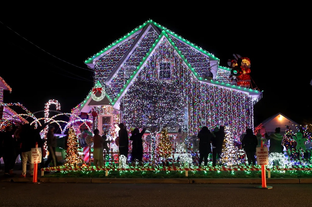 Effortless Glow with Expert Holiday Lights